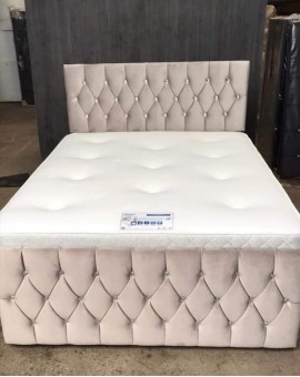 Chesterfield bed with footboard